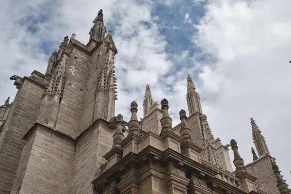 セビリア、アンダルシア、晴れと曇りの日にセビリアの聖マリア大聖堂(セビリア大聖堂). — ストック写真