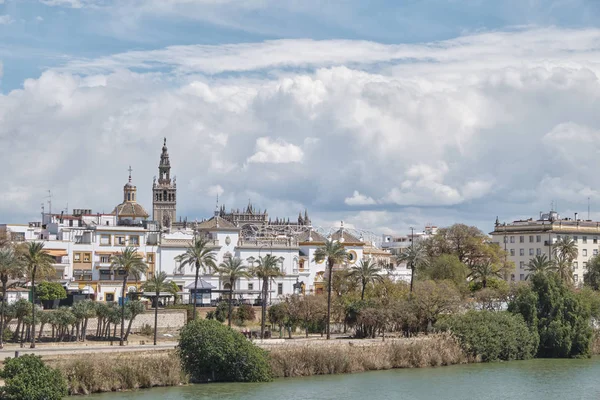 Vista panorámica de Sevilla desde el puente en un día soleado España . — Foto de Stock