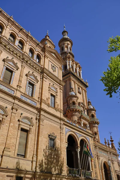 Edificio de la plaza principal de Sevilla Plaza de España. elemento de cerámica decorativa azul . — Foto de Stock