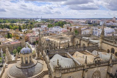 Güneşli ve bulutlu bir gün Sevilla, Endülüs, Ispanya See (Sevilla Katedrali) Saint Mary Katedrali havadan görünümü.