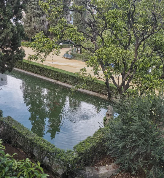 2019年4月 - 西班牙塞维利亚 - 皇家阿尔卡萨喷泉和花园. — 图库照片