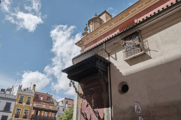 Typická dekorovaná fasáda v Seville, Andalusii, Španělsko. — Stock fotografie