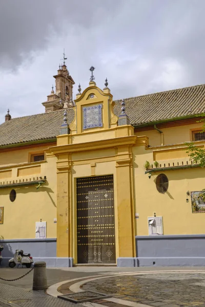 Типичный оформленный фасад в Севилье, Андалусия, Испания . — стоковое фото
