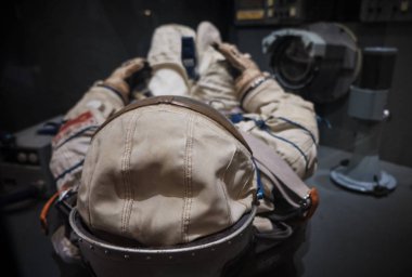 kozmonot veya astronot veya uzay adamı takım elbise ve kask gemide uzay gemisi iniş veya uzay operasyonları için reasy.