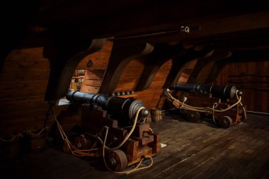 Güverte ve Cannon Balls artı halatlar ile eski kalyon pencereler de Cannons iç görünümü.