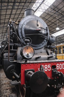 yağ lambası aydınlatma sistemi ile seyahat kavramı eski istasyon vintage şekilde eski tren.