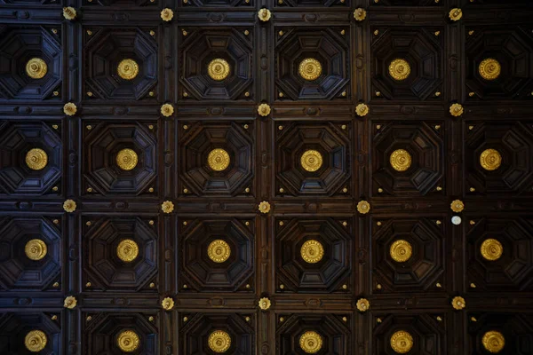 April 2019-Sevilla Spanje-interieur uitzicht op de Arabische decoratie in het plafond van Royal Alcazar. — Stockfoto