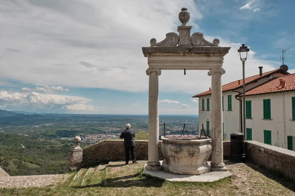 Kıdemli yaşlı Adam Sacred Mount veya Sacro Monte Varese tepesinden panorama bakıyor