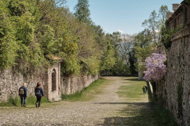 Kutsal Dağı veya Varese Sacro Monte tarihi hac güzergahı yolu boyunca yürüyen halklar, İtalya