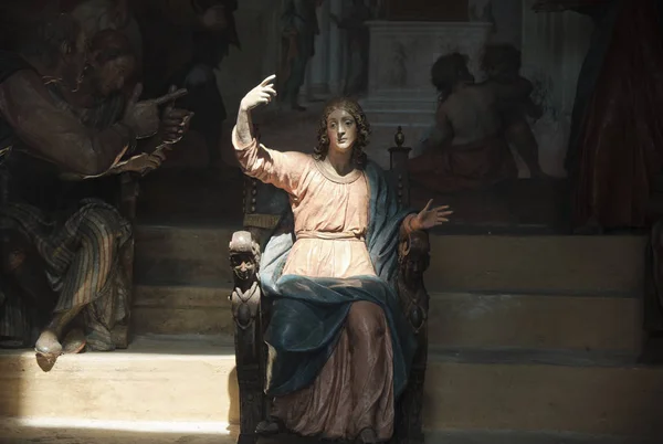 Kutsal Dağı veya Varese Sacro Monte tarihi hac yolu boyunca Xiv şapel heykeli ile iç görünümü, İtalya - Lombardiya.