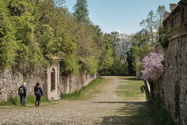 イタリア、ヴァレーゼの神聖な山やサクロモンテから歴史的な巡礼路の道に沿って歩く人々 — ストック写真