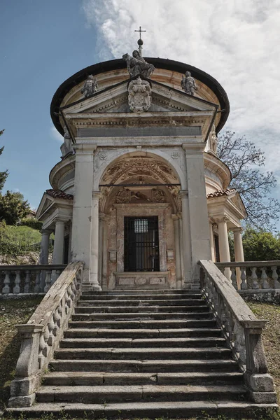 Capela ao longo do caminho da rota histórica de peregrinação do Monte Sagrado ou Sacro Monte de Varese, Itália — Fotografia de Stock