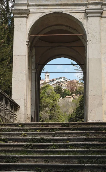 教堂沿着历史悠久的朝圣路线从圣山或萨克罗蒙特瓦雷塞，意大利 — 图库照片