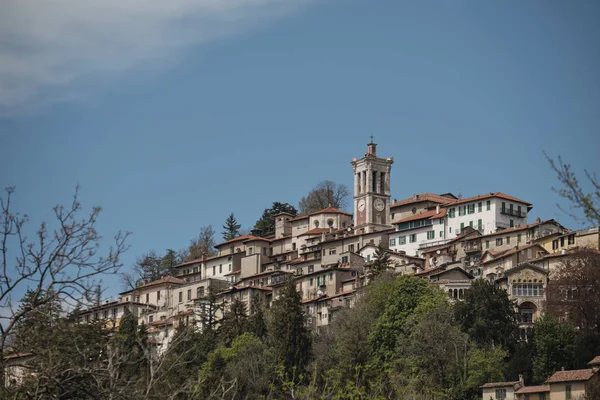 Kutsal Dağı veya Varese Sacro Monte tarihi hac yolu boyunca eski köyün görünümü, İtalya - Lombardiya.
