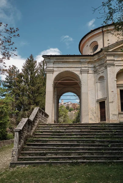 イタリア、ヴァレーゼの神聖な山やサクロモンテからの歴史的な巡礼ルートのパスに沿ったチャペル — ストック写真