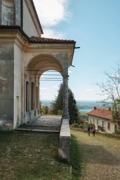 イタリア、ヴァレーゼの神聖な山やサクロモンテから歴史的な巡礼ルートのパスに沿って歩く人々 - ロンバルディア. — ストック写真