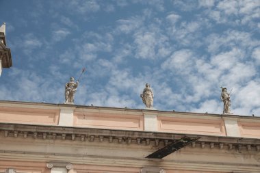 Piacenza eski bir binada heykel. Emilia-Romagna. İtalya