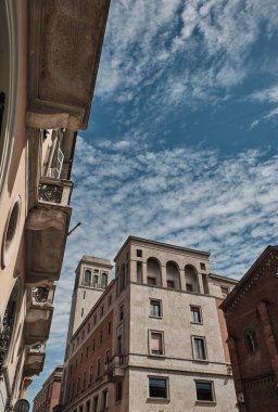 Piacenza merkezinde eski binalar - Faşist mimari - emilia romagna