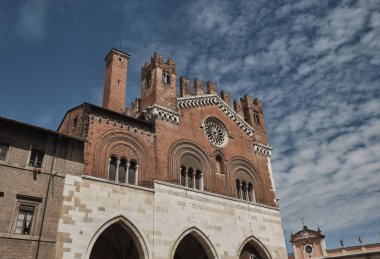 Gotik saray (Palazzo Gotico) güneşli bir günde Piacenza Ana meydanında.