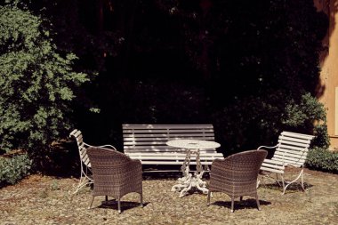 Vintage beyaz metal masa ve Sandalyeler Rivalta kale ve peyzaj ana girişine yakın küçük bahçede - Piacenza - Emilia Romagna, İtalya.