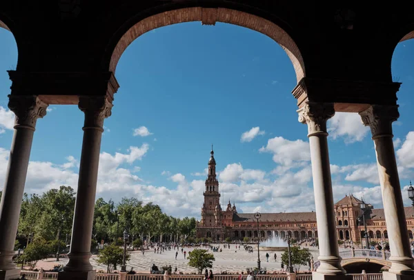 Vista de la plaza principal de Sevilla Plaza de España desde la pasarela cubierta de arco España — Foto de Stock