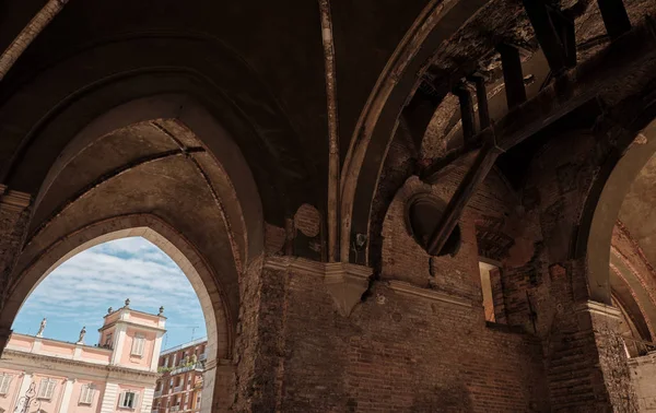Pasarela cubierta del palacio gótico (Palazzo Gotico) en la plaza principal de Piacenza en un día soleado - Emilia-Romaña . — Foto de Stock