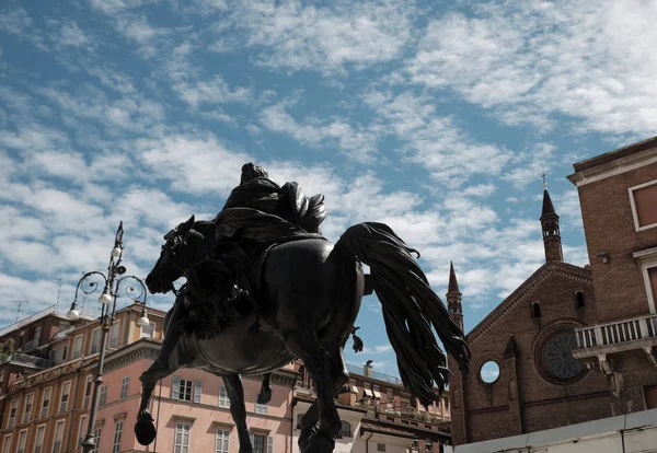Bronzestatue des Reiters im Stadtzentrum mit Piazza cavalli (quadratische Pferde) piacenza. emilia-romagna. — Stockfoto
