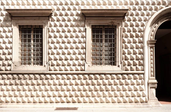 Типичный старый фасад в центре Пьяченца Эмилия-Романья. Италия — стоковое фото