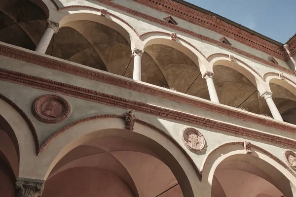 Nádvoří se sloupy a obloukem hradu Riva a krajiny-Piacenza-Emilia Romagna, Itálie. — Stock fotografie