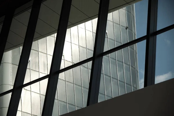 Vista a través de las ventanas de la Torre Allianz, diseñada por el arquitecto Arata Isozaki desde el centro comercial subterráneo . —  Fotos de Stock