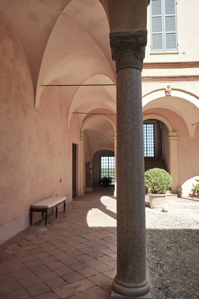 Двор с колоннами и аркой замка Ривальта и ландшафта - Пьяченца - Эмилия Романья, Италия . — стоковое фото