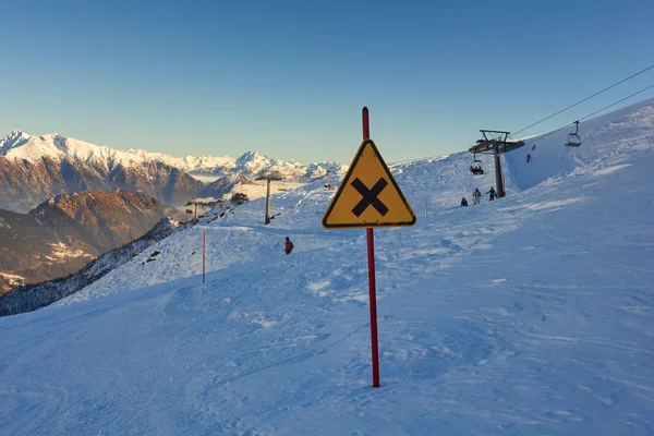 I toppen av berget med skylt i Italien-vintersäsongen-Adventure Snow-Aosta-Champorcher. — Stockfoto