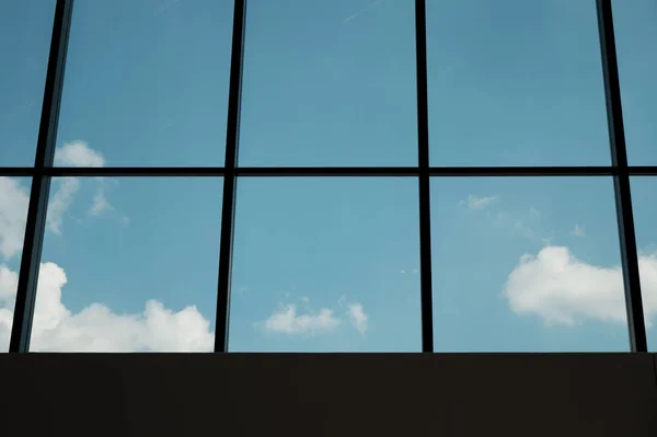 Vista a través de la arquitectura moderna ventana del cielo en un día soleado con nubes en Milán. - concepto de economía empresarial . —  Fotos de Stock