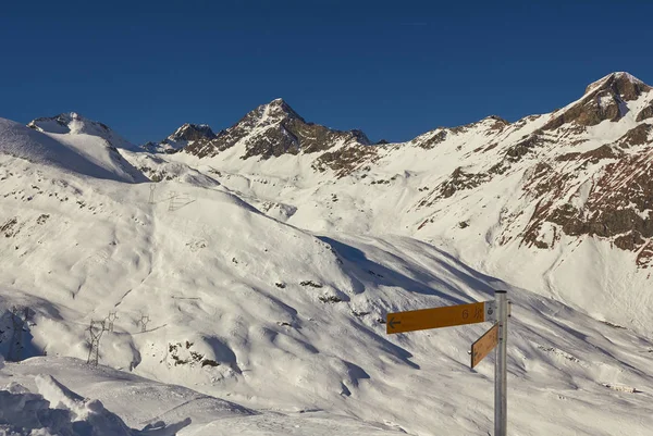 I toppen av berget med skylt i Italien-vintersäsongen-Adventure Snow-Aosta-Champorcher. — Stockfoto