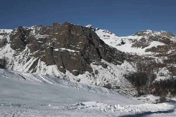 I toppen av berget i Italien-vintersäsongen-äventyr snö-Aosta-Champorcher. — Stockfoto