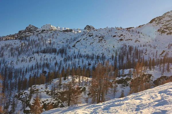 I toppen av berget i Italien-vintersäsongen-äventyr snö-Aosta-Champorcher. — Stockfoto