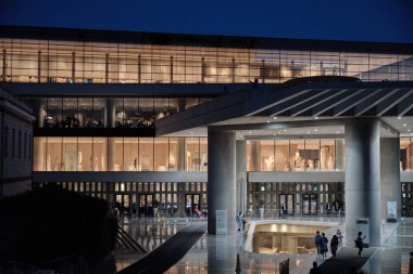 Atina, Yunanistan - Haziran 2019 - Ulusal Arkeoloji Yeni Akropolis Müzesi - gece görünümü.