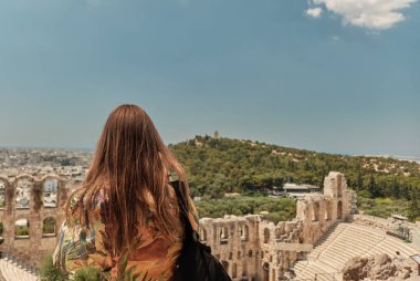 kırmızı saçlı kız ve renkli elbise Atina Yunanistan, akropolis altında tiyatro onu akıllı telefon ile fotoğraf çekmek - Herodes Atticus Odeon .