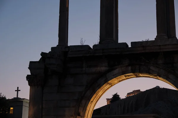 Vista de las ruinas del arco Hadrians Arch Temple Olympian Zeus Atenas durante el atardecer con la luna en Atenas en Grecia - poca luz . —  Fotos de Stock