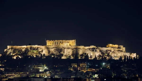 Starożytny Akropol w Atenach widok w nocy z Monastiraki Square-noc-scape lub gród z podświetlonym wzgórzu-negatywna przestrzeń-kopia ciała. — Zdjęcie stockowe