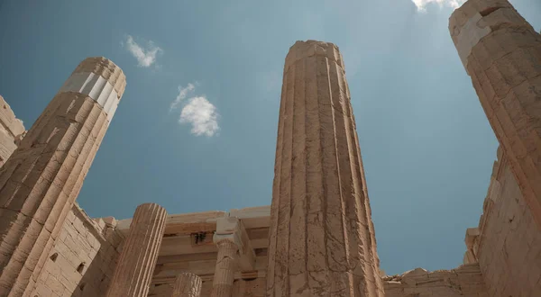 Utsikt över gamla kolonner Akropolis i en solig dag i Grekland Aten. — Stockfoto