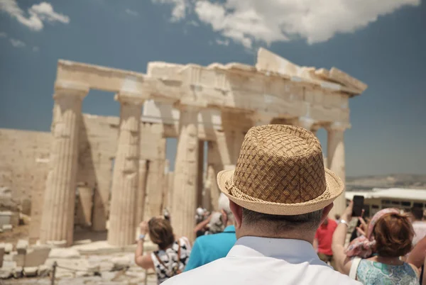 Yunanistan'ın başkenti güneşli bir günde Akropolis alanında Antik Ünlü tapınak bakarak şapka 60s 70s ile yaşlı yaşlı adam - Atina - seyahat hedef kavramı.