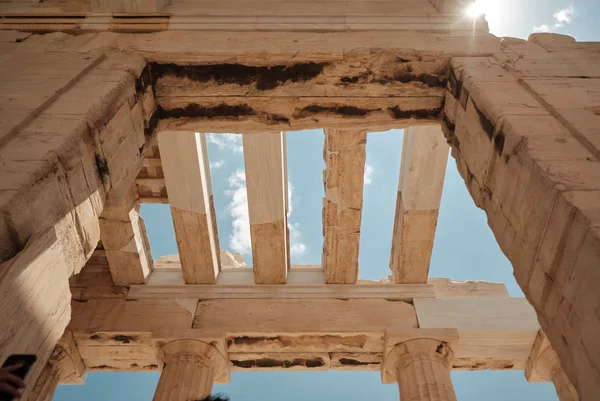 Vista desde abajo del templo en el área de la Acrópolis en un día soleado en la capital de Grecia - Atenas - concepto de destino de viaje . — Foto de Stock