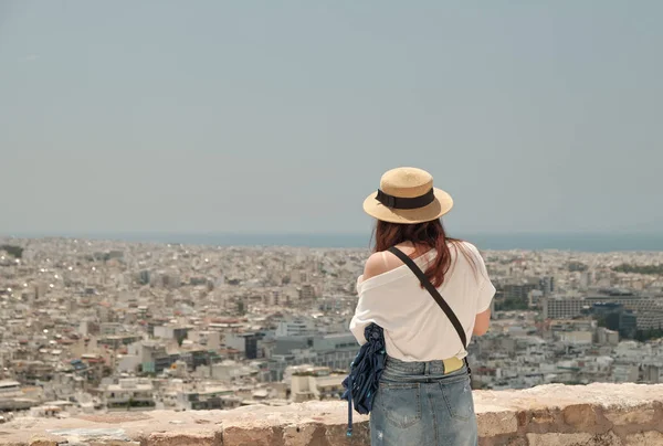 Mujer o niña con teléfono inteligente tomando fotos en la ciudad de Atenas desde la Acrópolis en un día soleado en Grecia . — Foto de Stock