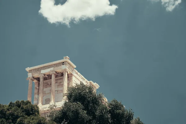 Antike tempel und klarer blauer himmel und wolken in der akropolis an einem sonnigen tag in der hauptstadt griechiens - athens. — Stockfoto