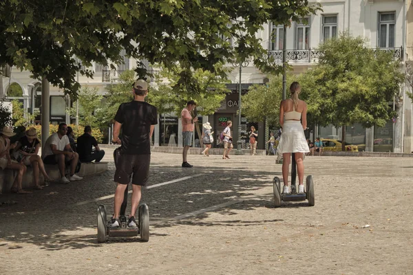 Povos no elétrico - maneira alternativa de mover-se na cidade - JUNHO 2019 Atenas Grécia — Fotografia de Stock