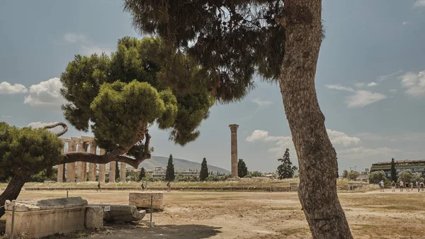 Θέα του ναού του Ολυμπίου Διός στη γαλάζια ώρα στην πόλη της Αθήνας-Ελλάδα. — Φωτογραφία Αρχείου