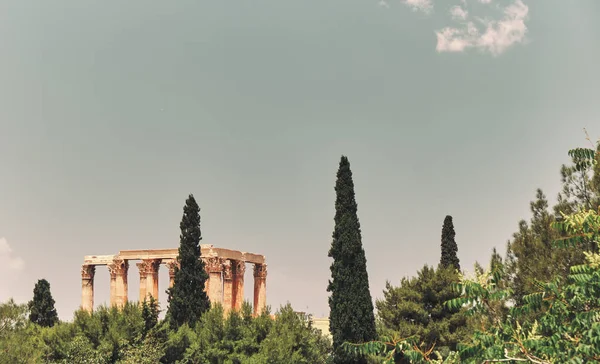 Templo de Zeus olímpico é conhecido como o maior templo em um dia ensolarado na capital da Grécia Atenas . — Fotografia de Stock