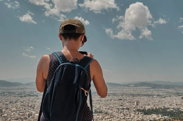 Kvinna eller flicka med smarttelefon fotografering i staden Aten från berget Lycabettus i en solig dag — Stockfoto