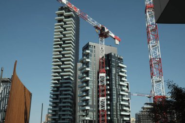 Milano'da modern bir binanın inşaat yapıları altında. finans ekonomi merkezi.